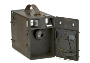 Càmera de càrrega múltiple per a 12 plaques de 9 × 12, de l’any 1915.
