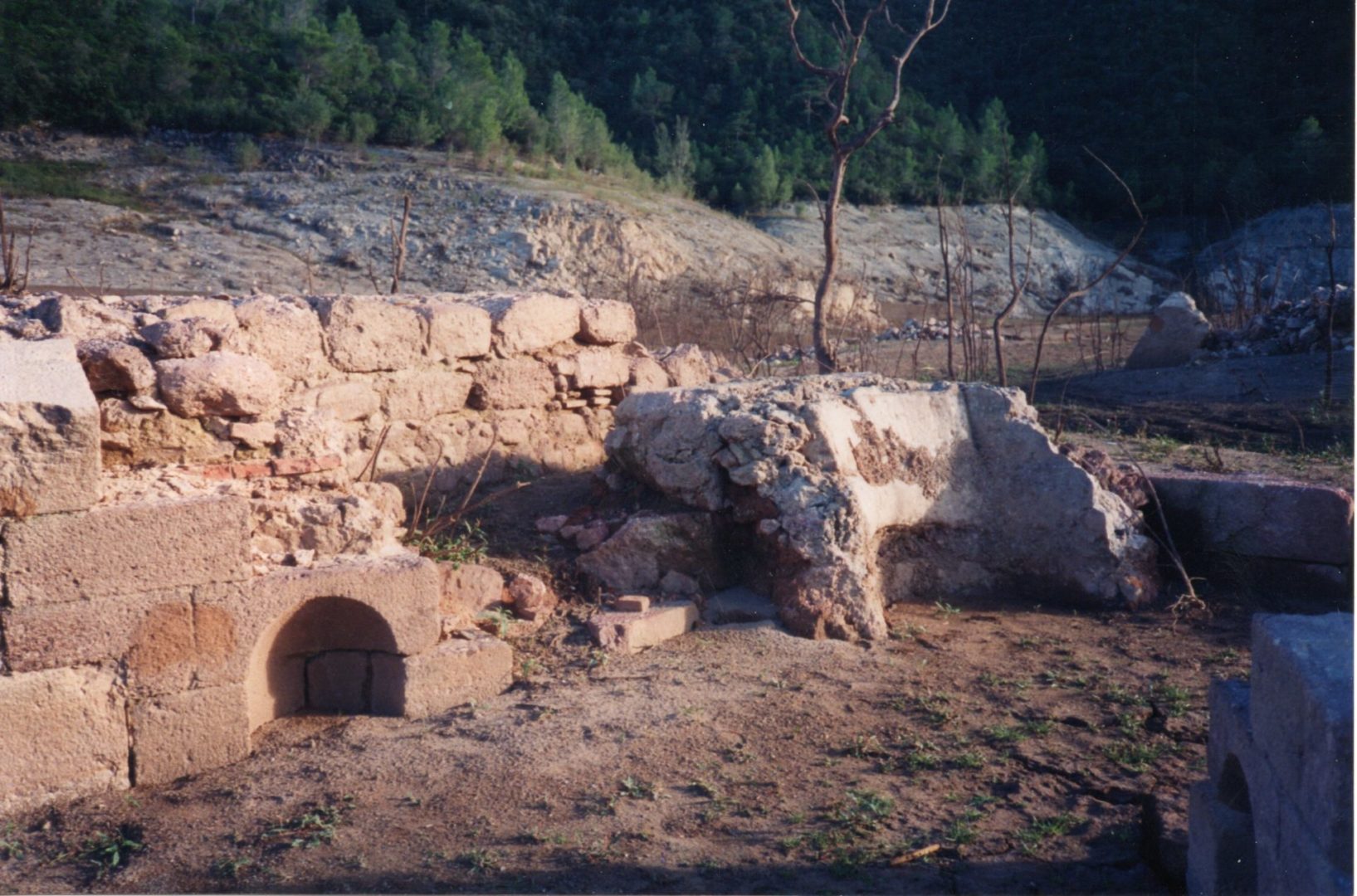 Detall de lres restes enterrades de la base de l'alt forn (1998). 