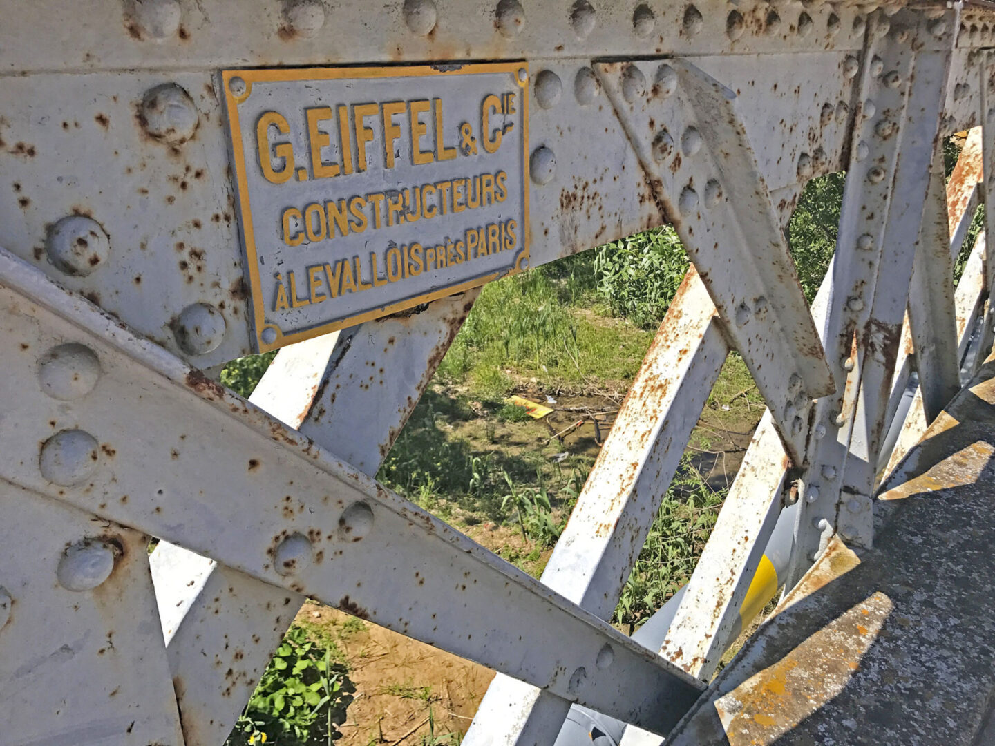 Placa del pont de ferro a la riera d'Aubí