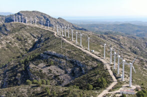 Aerogeneradors de Pebesa, un dels primers parcs eòlics de Catalunya (1994), fabricats per l’empresa catalana Ecotecnia.