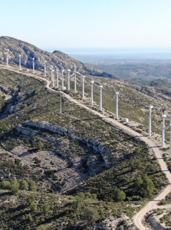 Aerogeneradors de Pebesa, un dels primers parcs eòlics de Catalunya (1994), fabricats per l’empresa catalana Ecotecnia.