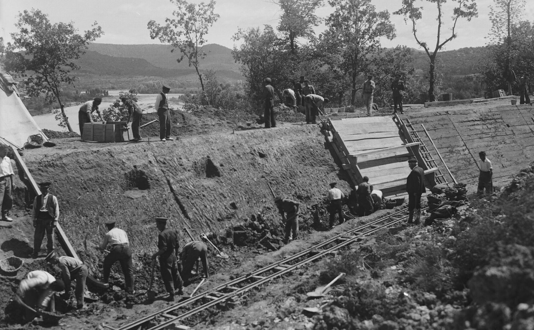 Grup d’operaris treballant en les obres de recuperació dels canals d’Urgell entre 1920 i 1935.