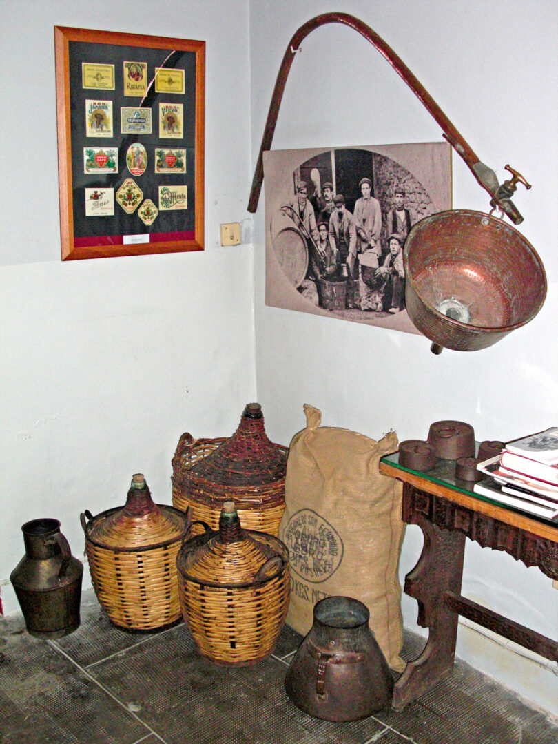 Elements antics a la botiga de Licors Portet