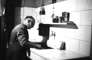 Josep Maria Argilga al laboratori