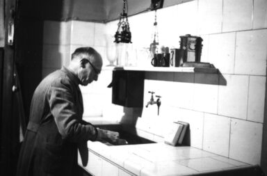 Josep Maria Argilga al laboratori